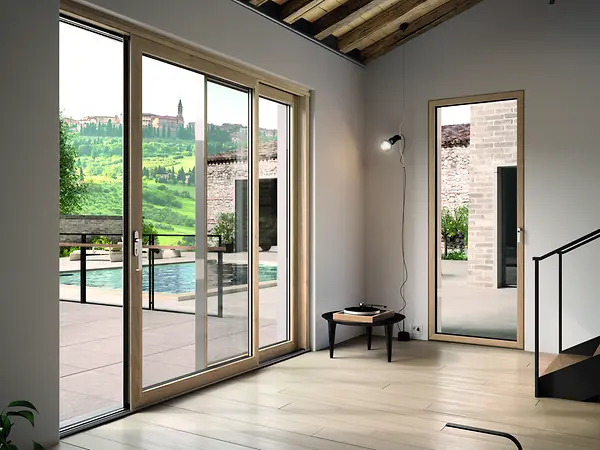 Grandi vetrate in alluminio Schüco che valorizzano lo spazio e la luce naturale