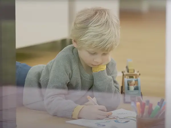 Bambino che gioca vicino a finestra Schüco con sistemi di sicurezza certificati RC