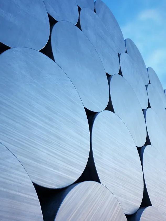 Billette di alluminio Schüco pronte per la lavorazione di profili ad alte prestazioni