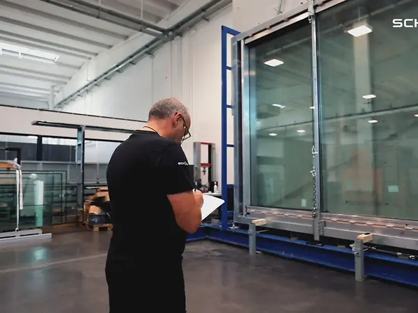 Tecnico Schüco durante una prova di tenuta e resistenza su infissi di grandi dimensioni nel Laboratorio Prove Schüco Italia