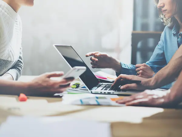 Professionisti durante una sessione di progettazione, simbolo del supporto tecnico offerto dal Servizio SAP di Schüco Italia