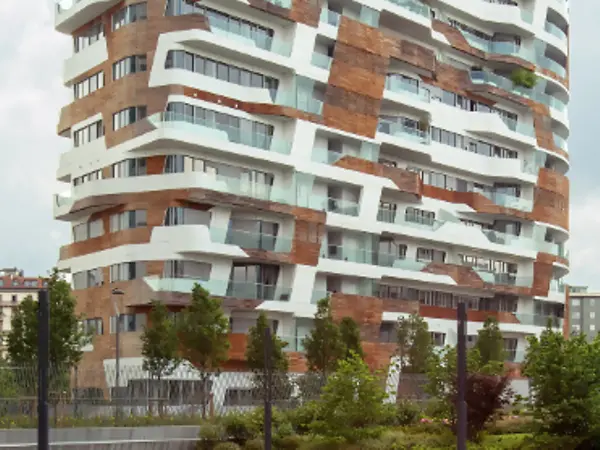 Facciata di un edificio residenziale complesso realizzato con sistemi Schüco