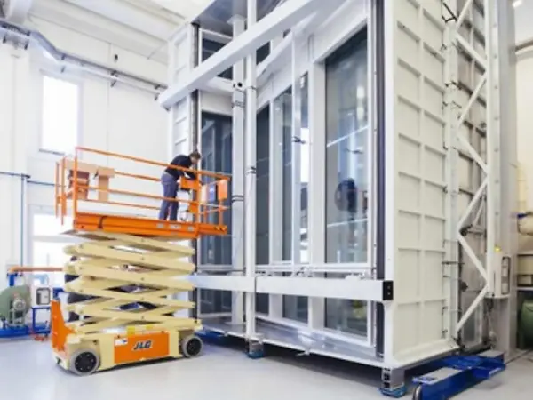 Tecnico Schüco durante una prova prestazionale su infisso di grandi dimensioni nel laboratorio prove