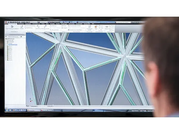 Tecnico Schüco che analizza un modello 3D di una facciata in alluminio, utilizzando software dedicati