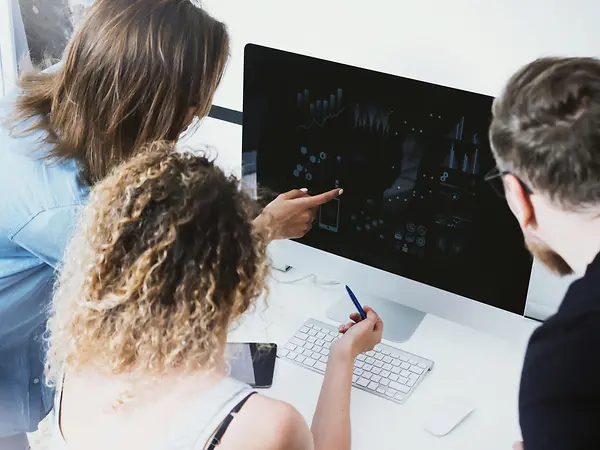 ecnici Schüco durante una sessione di ricerca e sviluppo, impegnati nella progettazione di nuovi sistemi