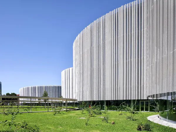 Complesso edilizio con facciate in alluminio ad alte prestazioni, esempio di realizzazione Schüco cantieri speciali