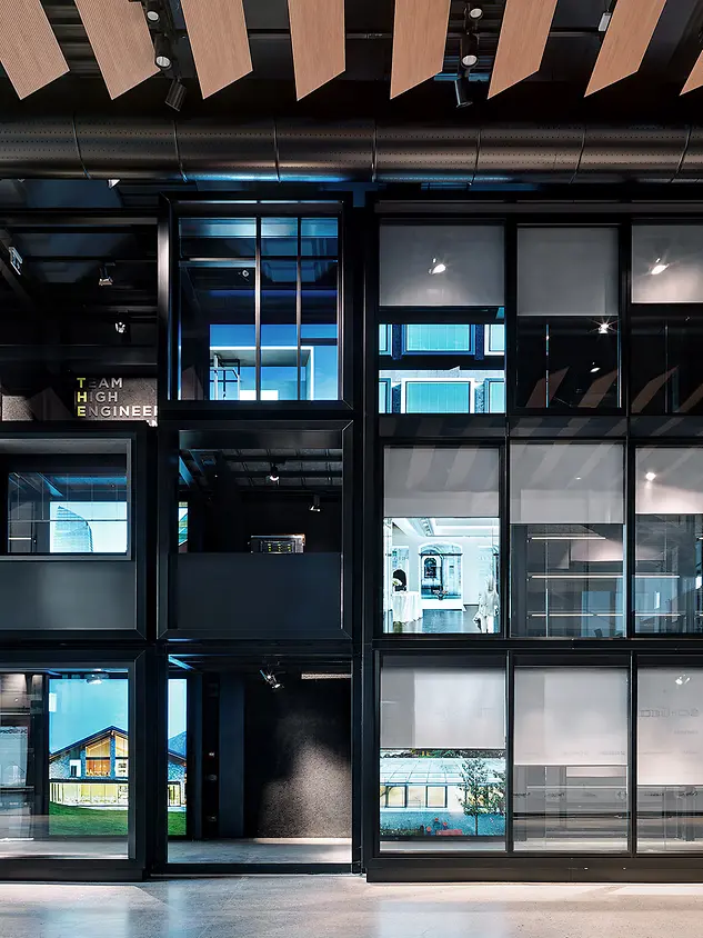 Facciata interna di Theatro, il centro espositivo e di progettazione dedicato all’involucro edilizio