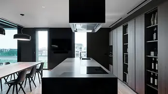 Ambiente cucina reale all’interno della sede di Theatro, con arredi moderni e zona living