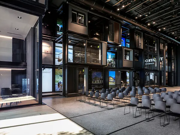 Spazio interno di Theatro con allestimento per eventi e incontri tra architetti, progettisti e aziende partner.