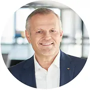 Ritratto del management Schüco accompagnato da una citazione sui valori aziendali, innovazione e responsabilità.