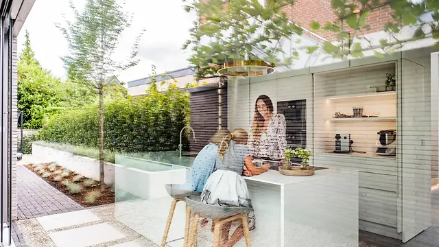 Spazio esterno moderno con famiglia, esempio di comfort abitativo reso possibile dalle soluzioni Schüco.