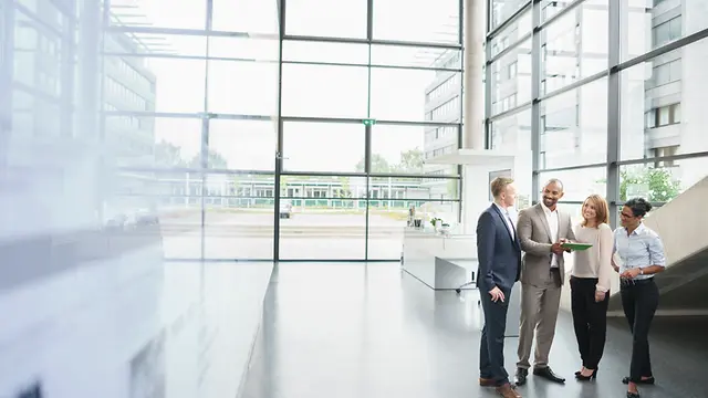 Professionisti in un ambiente ufficio luminoso mentre discutono un progetto.