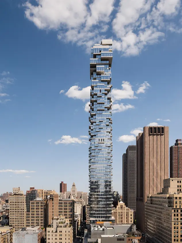 Vista urbana con grattacielo moderno in vetro, simbolo dei valori aziendali Schüco legati a innovazione e qualità.