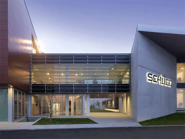 Vista dell’ingresso principale della sede Schüco Italia a Padova con facciata vetrata