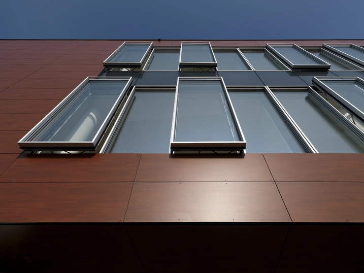 Dettaglio della facciata della sede Schüco Italia con sistemi in alluminio e vetro, schermature e linee architettoniche moderne.
