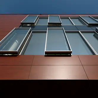 Dettaglio della facciata della sede Schüco Italia con sistemi in alluminio e vetro, schermature e linee architettoniche moderne.