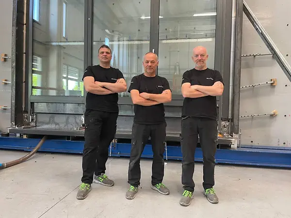 Il team tecnico del laboratorio Schüco Italia davanti al banco di prova