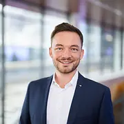 20250516_1448_Fußball-T-Shirt im Stadion_remix_01jvcj3tqvetssbtt978a4t0ma Kopie