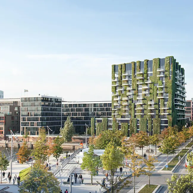 omplesso edilizio con facciate ricoperte di verde, esempio di architettura sostenibile