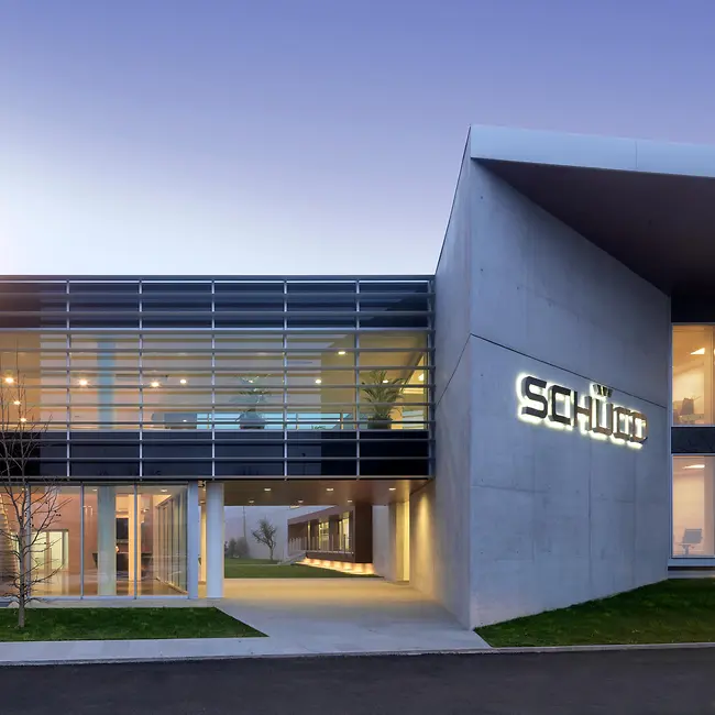 Vista esterna della sede Schüco Italia a Padova, esempio di edificio moderno progettato con soluzioni sostenibili.