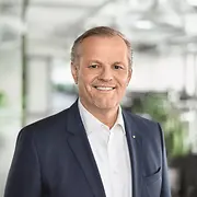 Ritratto di Andreas Engelhardt, Managing Partner Schüco, con dichiarazione sulla filosofia Cradle to Cradle®.