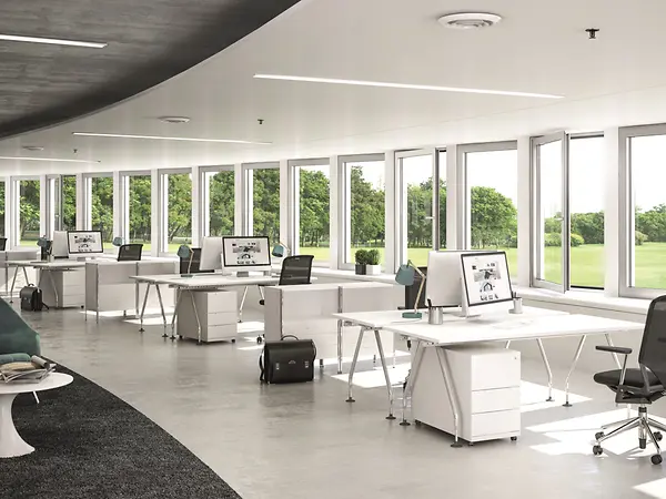 Interno di edificio con ampie finestre Schüco, collegato ai processi di progettazione e certificazione C2C.