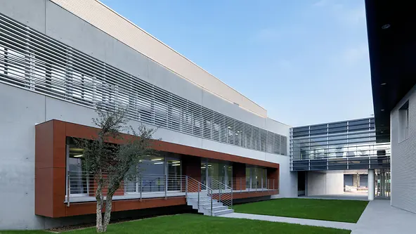 Vista della sede Schüco Italia con architettura moderna e spazi verdi progettati secondo criteri di sostenibilità ambientale.