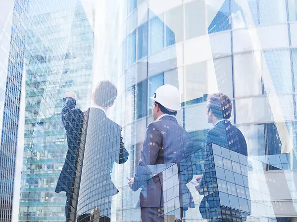 Team di progettisti e consulenti che analizzano soluzioni per involucri edilizi