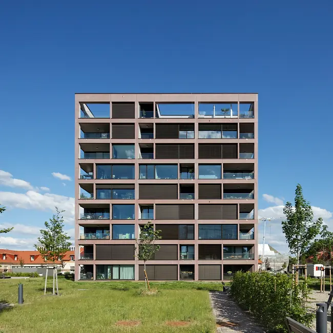 Humboldthafen Mehrfamilienhaus mit Balkonen und Dachterasse