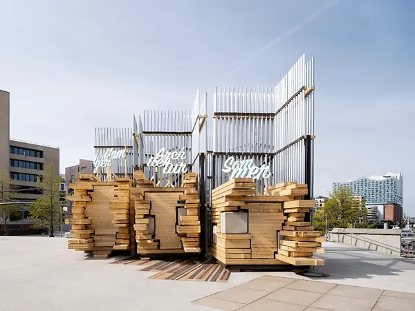 Panoramabild eines modernen Beton Hauses mir großen Schüco Fenstern