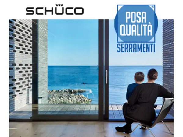 Donna con bambino in un ambiente luminoso con finestre Schüco installate da un Premium Partner