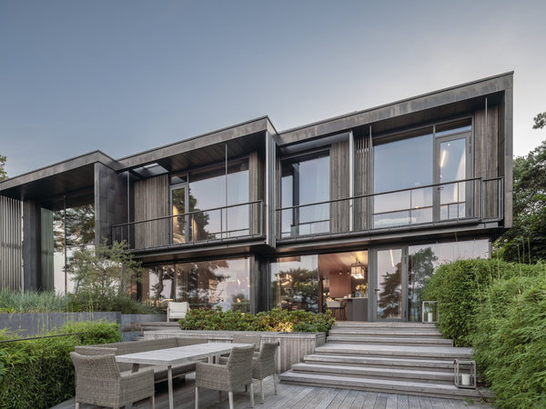 Modernes Wohnhaus mit großflächigen Schüco Fenstern und Schiebesystemen, Balkon und Terrasse