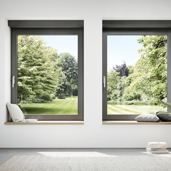 Wohnraum mit zwei großen Schüco Fenstern mit automatisierter Lüftung