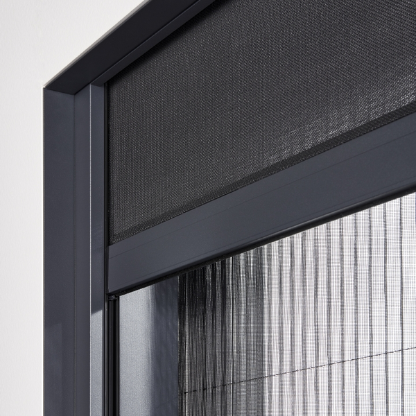 Detailansicht eines lichtdurchlässigen textilen Sonnenschutzes an einem Schüco Fenster