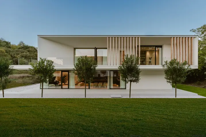 Neubau Villa Portrait mit Schüco Elementen