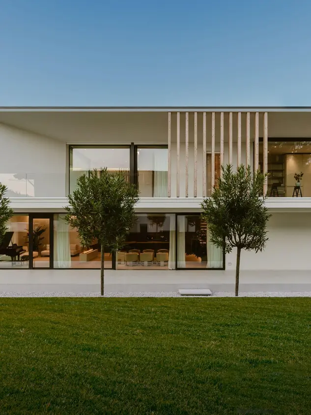 Neubau Villa Portrait mit Schüco Elementen