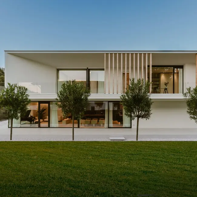 Neubau Villa Portrait mit Schüco Elementen
