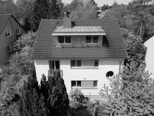 Schwarz Weiß Bild eines zu renovierenden Hauses