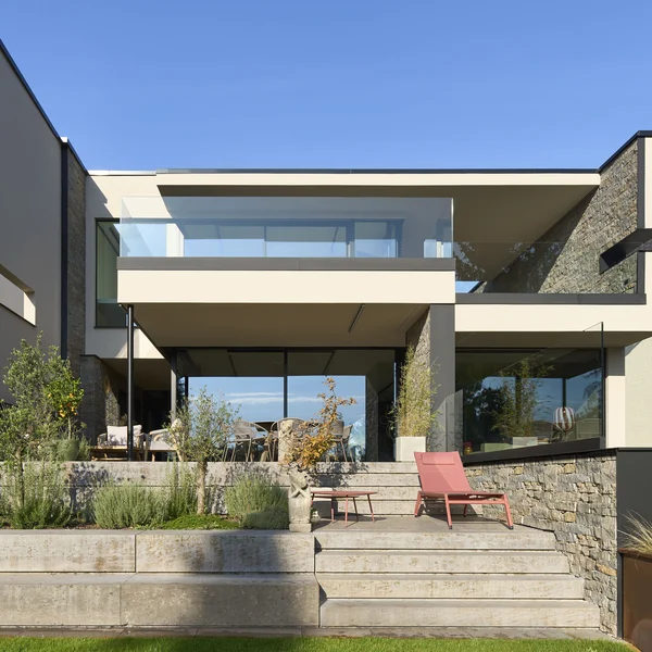 Modernes Wohnhaus mit großflächigen Schüco Fenstern und Schiebesystemen, Balkon und Terrasse