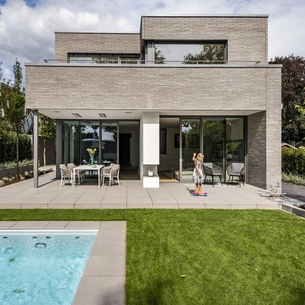 Modernes Einfamilienhaus mit bodentiefen Schüco Schiebesystemen, Garten und Pool