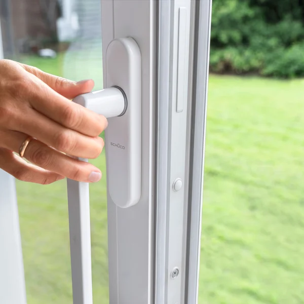 Detailaufnahme eines Schüco Fenstergriffs bei der manuellen Fensterbedienung