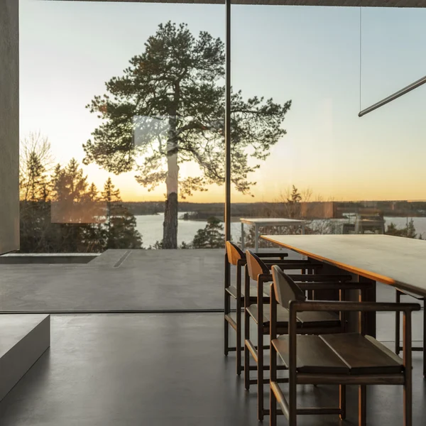 Großflächige Schüco Schiebetür mit Panoramablick und fließendem Übergang zwischen Wohnraum und Terrasse