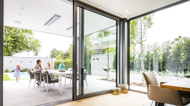Wohnraum mit moderner Schüco Klassik Design Hebeschiebetür und Zugang zur Terrasse