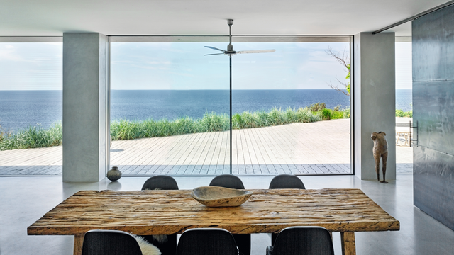 Wohnraum mit rahmenloser Panorama Design Schiebetür von Schüco und Meerblick