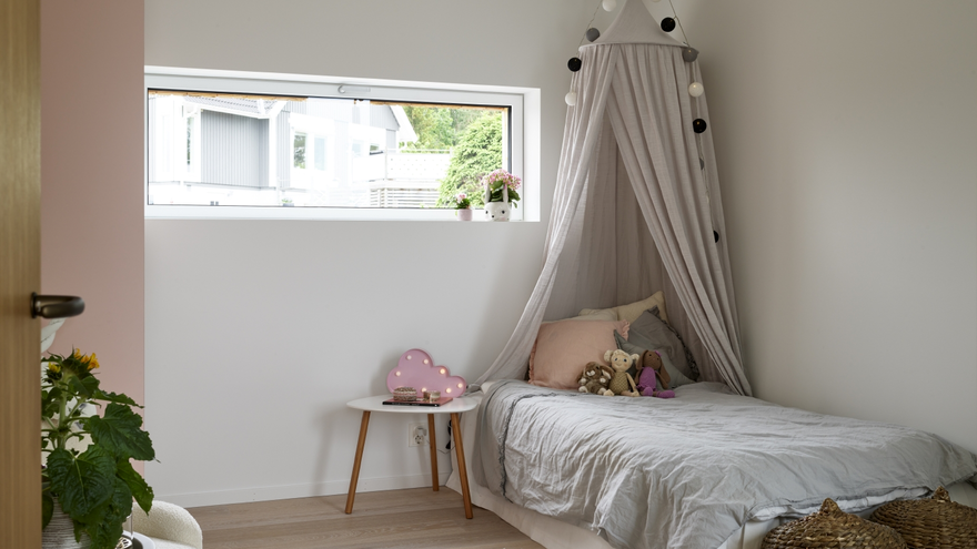 Kinderzimmer mit Schüco Lichtband Fenster 
