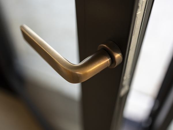 Detailaufnahme eines hochwertigen Design-Fenstergriffs in Bronzeoptik | Schüco