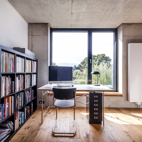 Arbeitszimmer mit Schüco Fenster und Blick ins Grüne