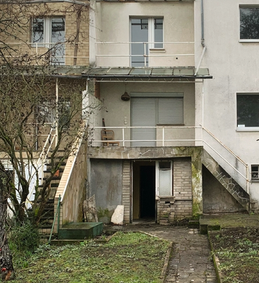 Marodes Wohnhaus mit Garten und Außentreppe