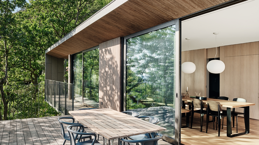 Modernes Wohnhaus in Waldnähe mit großer Terrasse und Schüco Schiebesystemen