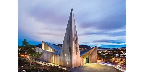 knarvik-kirke-eksterior2-HUNDVEN-CLEMENTS-PHOTOGRAPHY
